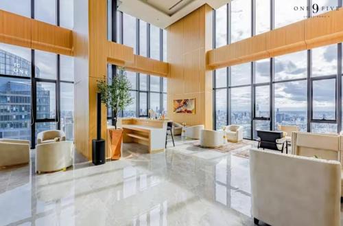 Ultra luxury 1BR Condo MRT Asoke