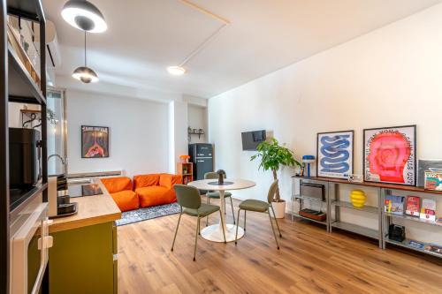 UM81 - Downtown Apartment