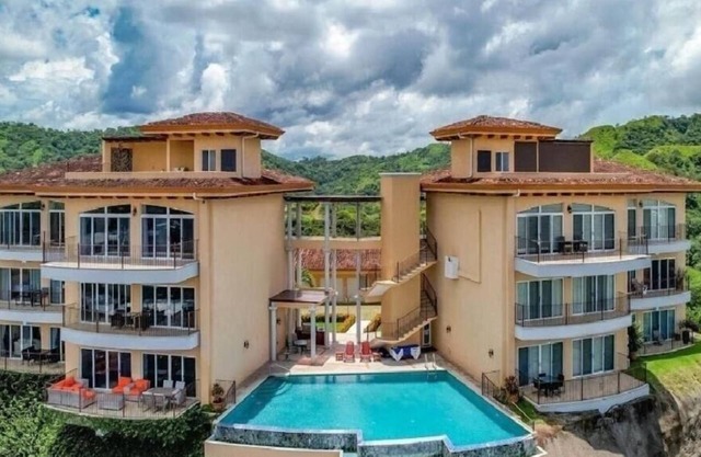 Unbelievable 3br Penthouse with amazing ocean views & private Rooftop patio
