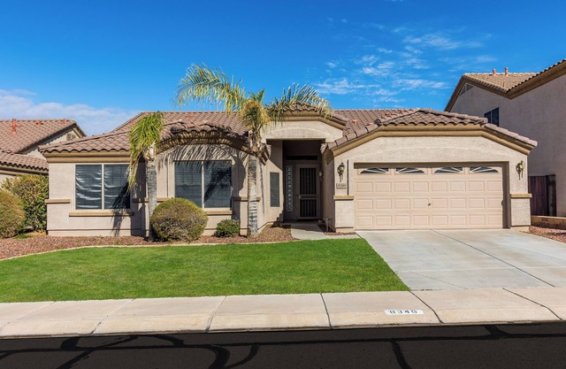 Unfurnished home in family-friendly North Phoenix!nn3 Bed + Den, 2 Bath