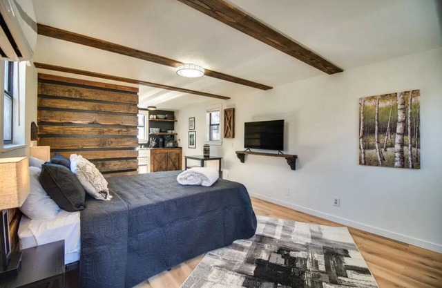UNIQUE Cabin! Close to Downtown Siloam Springs