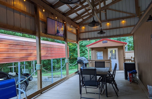 Unique, Cabin Style Cottage, Nestled in the Woods by Kentucky Lake.