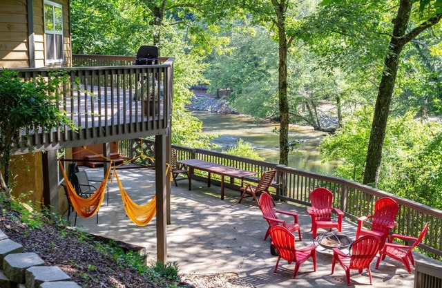 Unique Cabin w/Riverside View + Hot Tub + Apple Pie