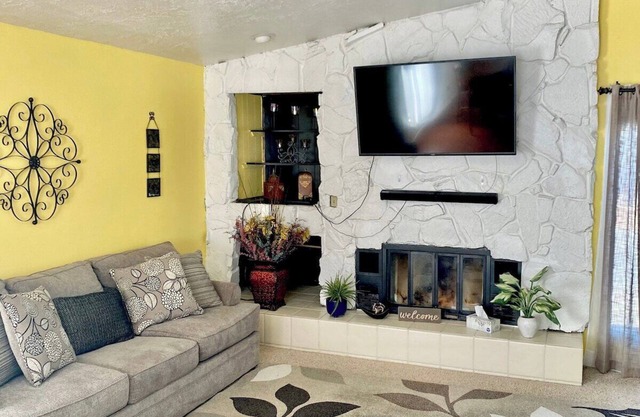 Unique Home Near Temple and Parks, great for families!
