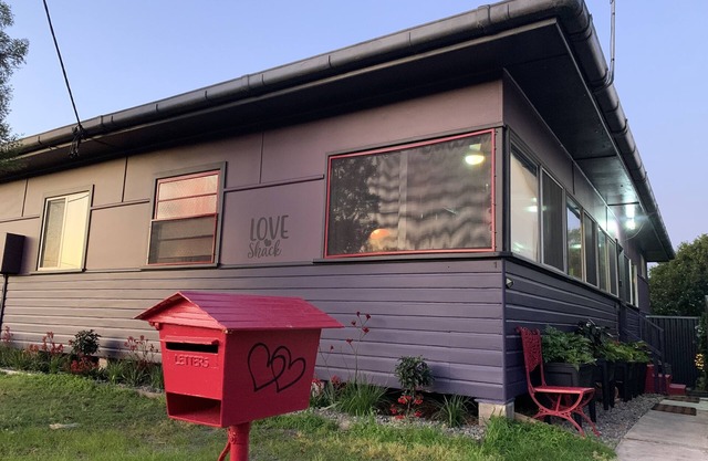 Unique little fun stay ,pet friendly in the heart of North Haven village.