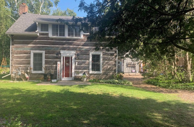 Unique Log Cabin in Port Elgin, ON, 30 second walk to sandy beach with HOT TUB!