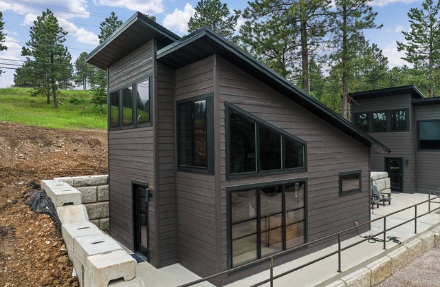 Unique Open Living New Cabin 2 Miles to Deadwood! 1/4 Mile off Hwy!