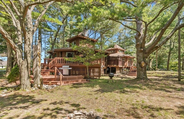 Unique,Silver Lake Tree House in popular beach town. It's one of a kind.