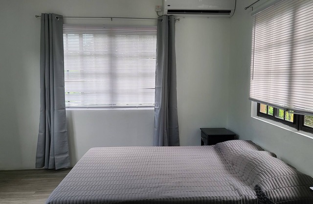 Unit 4 - Apt across from Pandy Beach & close to Port Louis Marina