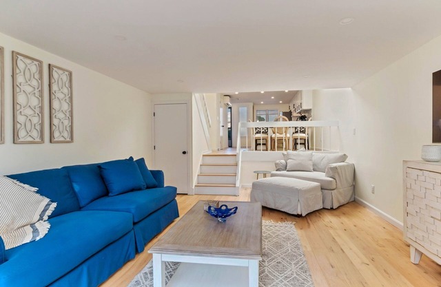 Unit 6 Poolside 2BD-A/C, Private Balcony, Association Beach & Pool