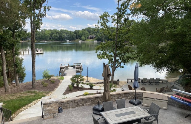 UNMATCHED Lake Vibes + Private Beach +BOAT Option +Watersports +Spacious 5BR/4BA