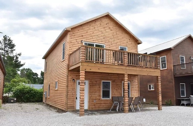 Unplug and unwind at this cottage on Lake Erie bluff