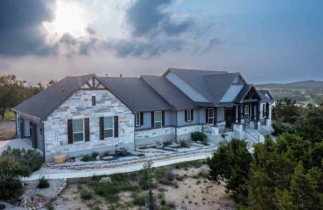 Unrivaled Luxury: Tranquil 3-Suite Couples Retreat by Canyon Lake