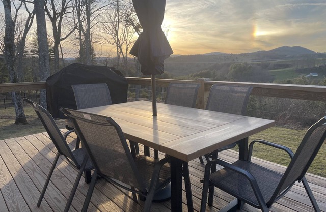 Unwind and relax at this luxurious mountain retreat. Beautiful Views!