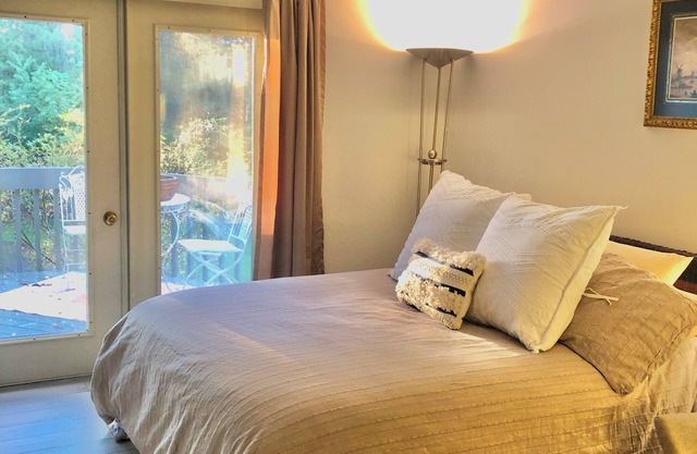 Unwind in a Expansive Treehouse Villa Retreat near Lake Tara in Fairfield Resort