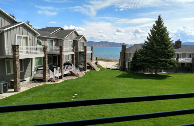Updated 2-bedroom Condo-14-Plex # 218 with views!
