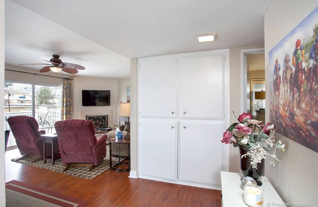 Updated 2 bedroom Lantern District condo all on 1 level. Walk to beaches/harbor.