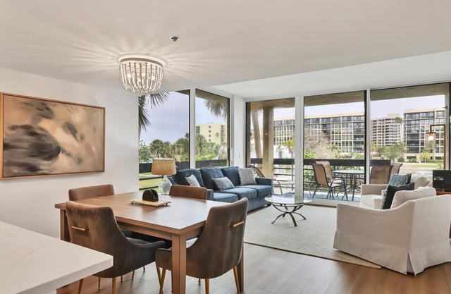 Updated 2 Bedroom Condo With Lanai Exit On Longboat Key By FVC