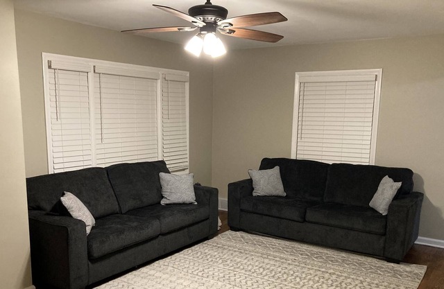 Updated 2 BR Home Sleeps 6 Convenient Location Mins to Downtown Omaha &Airport.