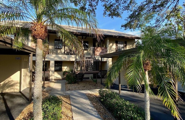 Updated 2bed/2 full bath condo w/pool & pond view. Minutes to beach & downtown.