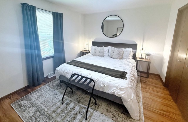 Updated 2BR Gem: Near Downtown, Eastown, and EGR!