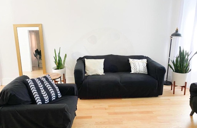 Updated 3 bedroom in Portage Park! Free Parking!