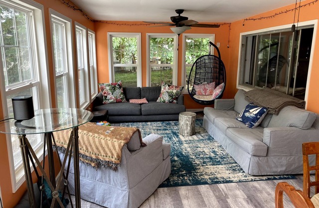 Updated 4 Bedroom cottage at the marina with HOT TUB