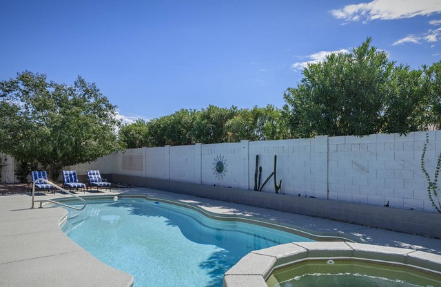 Updated 4 bed/2 Bath House w/ Pool/Spa close to Sombrero Peak!