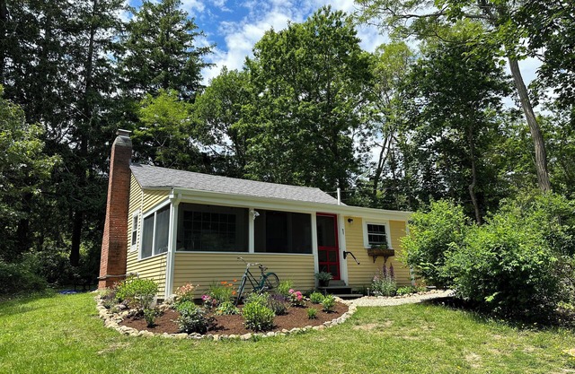 Updated Antique Cottage Walkable to Beach, Lake & Downtown