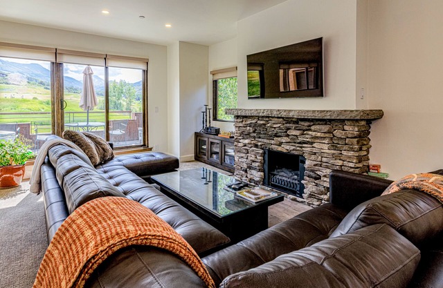 Updated & attractive condo with mountain views, private washer/dryer, free WiFi