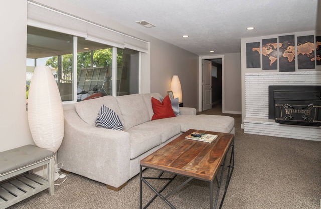 Updated Basement Apartment with Hottub & Incredible City View
