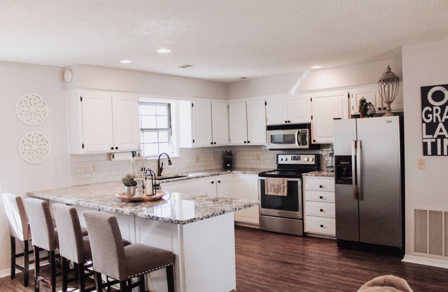 UPDATED cabin w/ a beautiful lake view, perfect getaway, minutes from Shangri La