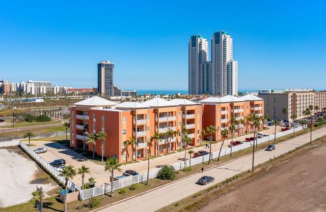 Updated Condo with Pool, Gym & BBQ Area - Near Beach!