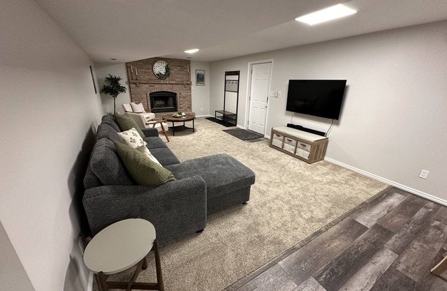 Updated, cozy private basement suite - 25 min to skiing