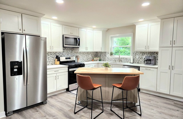 Updated Home with Fenced Backyard, sleeps 10