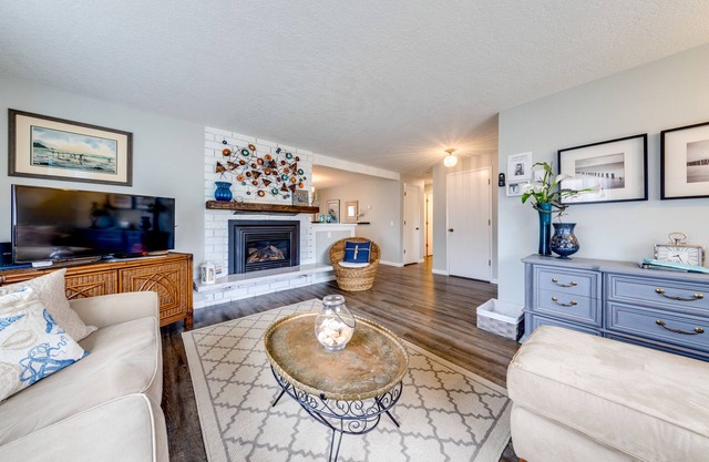 Updated home with ping-pong - 3 blocks to beach