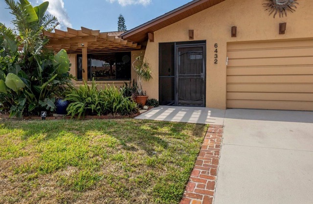 Updated house in Lake Sarasota - stunning outdoor spaces