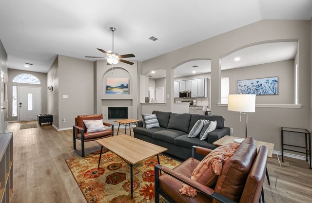 Updated Lonestar Cozy Retreat 3BR - Quick access to DFW airport, Denton area