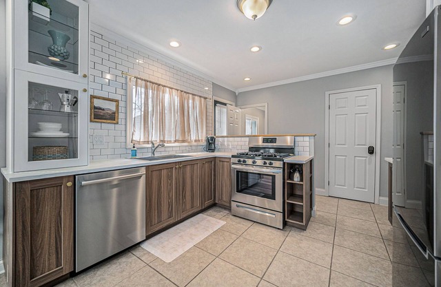 Updated Modern & Spacious 2 bed Apartment Near Everything!