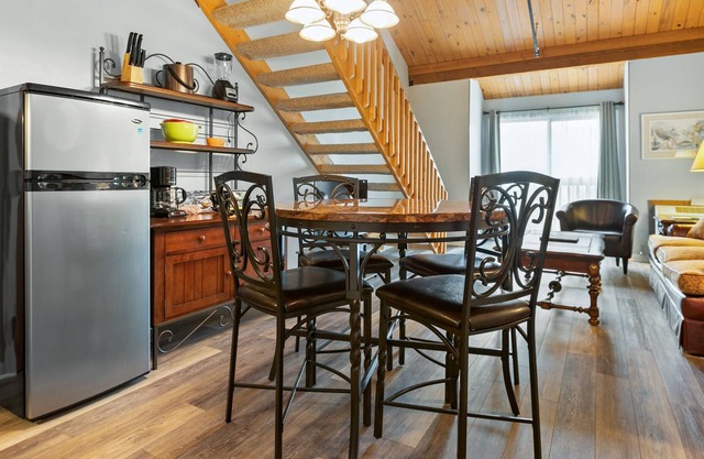 Updated Mountain Inn unit with open loft - accomodates 2