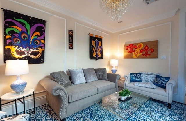 Updated Quiet and Comfortable Uptown 1br Apt