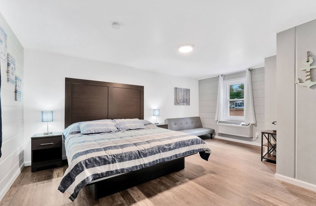 Updated Room #8 - 1 King Bed, Couch, All New Furnishings, Fast WiFi!