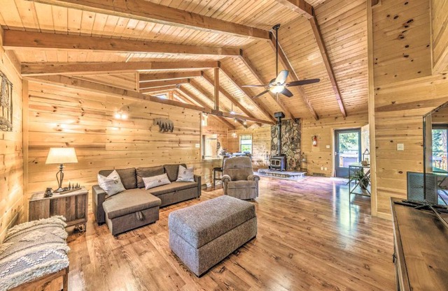 Updated Ruidoso Cabin with Spacious Deck and View