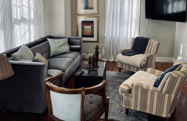 ⭐️Updated stylish home in central Dubuque.. close to colleges, mall, restaurants⭐️
