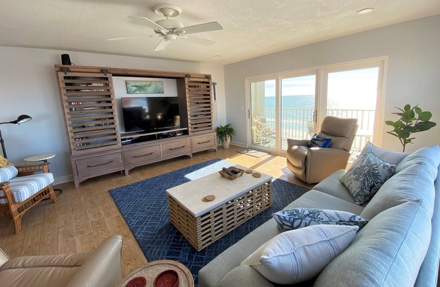 Updated top floor corner unit - on beach with spectacular views