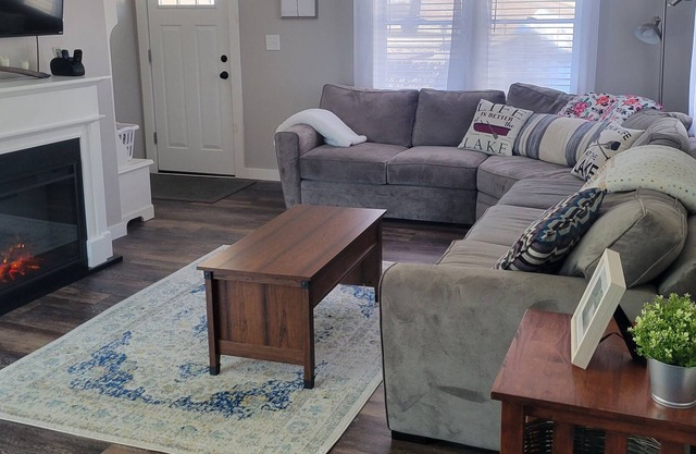 Updated year round Cottage in Lake Hayward Community
