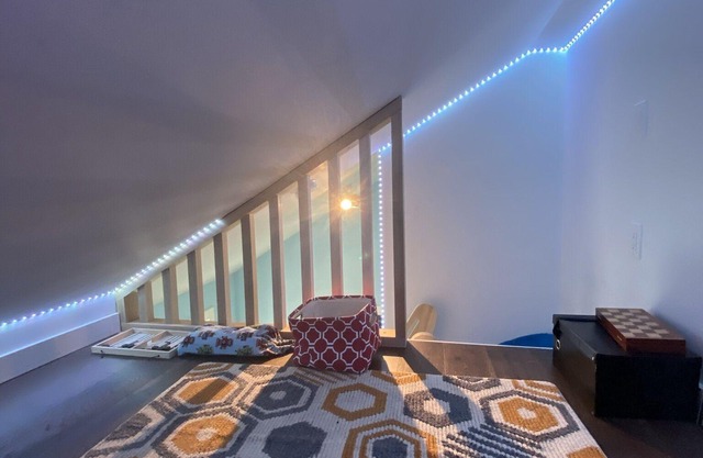 Upper Beaches Family Gem w/private gym, huge backyard and parking