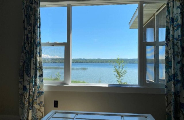 Upper Herring Lakefront Cottage #1, AC, Newly Remodeled, SUPs, Kayaks, Rowboats