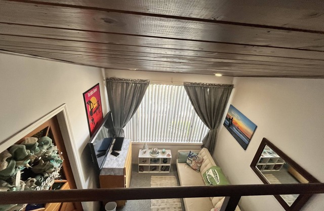 Upper Riviera-private, quiet, home away from home great for visiting relatives!