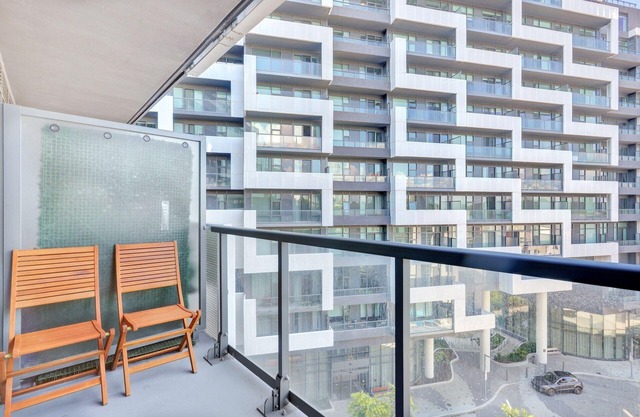 Upscale 1 Bed + Den, 2 full baths - North York - Scala Condo